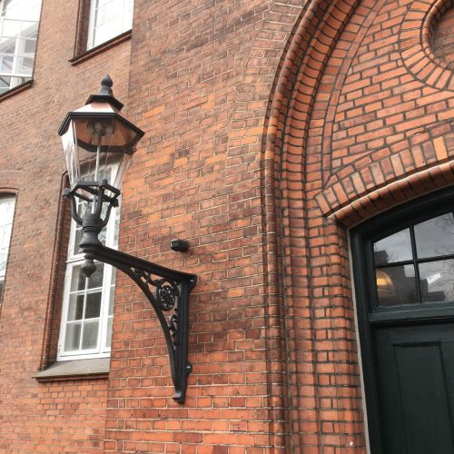 Ribelampe på Henriette Hörlücks Skolen i Odense, støbejern